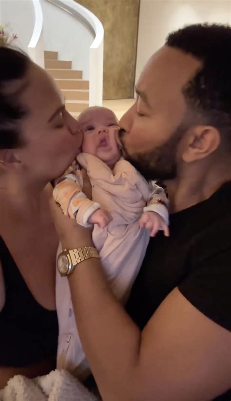 Chrissy Teigen, John Legend give baby first 'kiss sandwich'