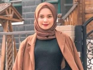 Gaya Hijab Cantik Dokter Karina Dinda Lestari yang Mendadak Viral di ...