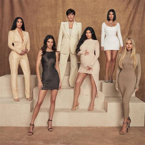 Kim Kardashian w sukni Versace na świątecznym portrecie sióstr ...