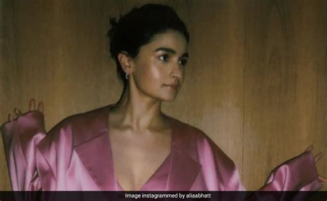 "That Chin Is Photoshopped:" The Internet Shreds Alia Bhatt's Vogue ...