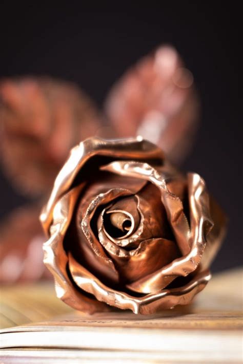 Роза из меди. | Metal flowers, Girly jewelry, Gold leaf art
