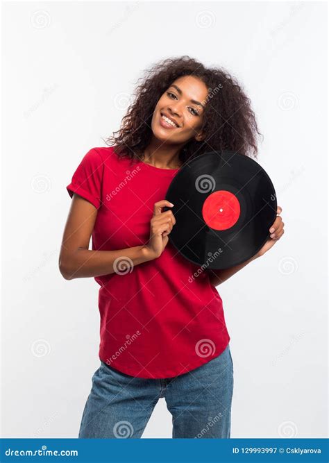 Mujer Afroamericana Bonita Joven En Camiseta Roja Que Goza Y Que Baila