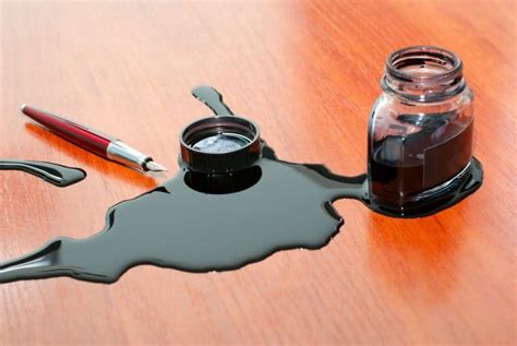 Чем отстирать чернила от ручки с одежды в домашних условиях?
