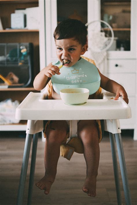 18 Best Baby Led Weaning Bibs (The Ultimate Guide)