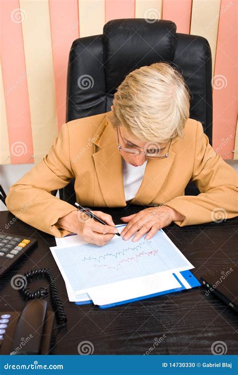 analista finanziere esecutivo della donna fotografia stock immagine
