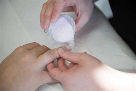 Décoration sur ongles en résine et poudre - École des métiers ...