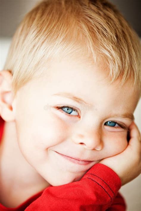 Menino da criança imagem de stock. Imagem de felicidade - 24101235