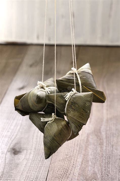 Zongzi , китайские рисовые дамплинги на листке лотоса Стоковое ...