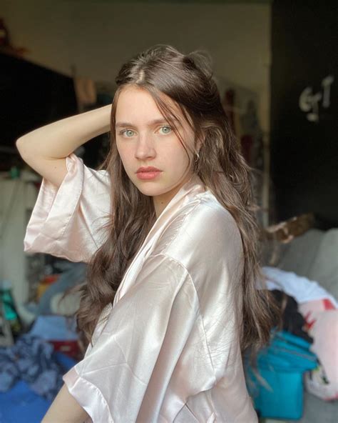 Celebrity 34 Facts About Nell Tiger Free : Who Is Nell Tiger Free