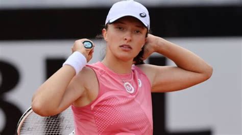 Check Out: Iga Swiatek's Outfit for Australian Open 2022! – FirstSportz