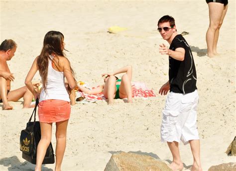 Football Wallpaper: Lionel Messi And Girlfriend Wallpapers Photos Pics ...