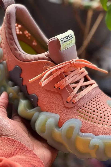 Crocs на старте продаж продала за час всю партию кроссовок | Пикабу