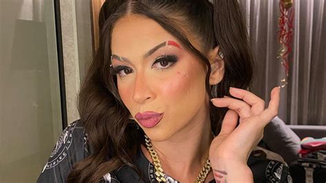 MC Pipokinha deixa a web em choque ao receber oral durante show