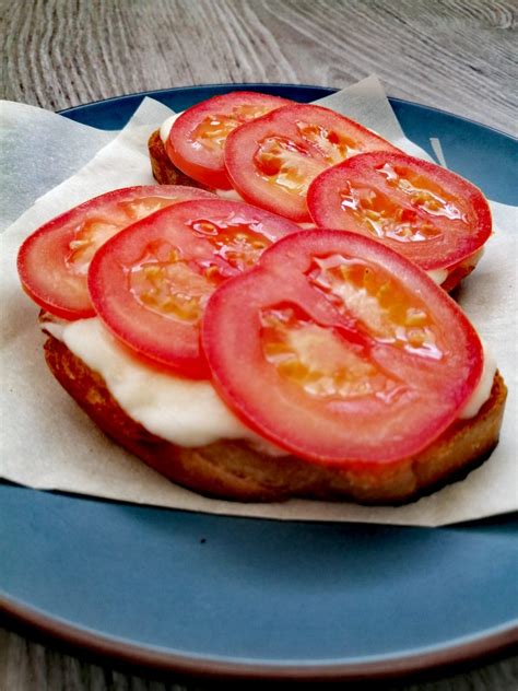 Тост с моцареллой и помидорами (Бутерброд с сыром и помидорами) рецепт ...