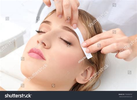 13 Depilacion Cejas Images, Stock Photos & Vectors | Shutterstock
