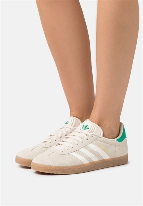 adidas Originals GAZELLE - Sporta apavi - white/cream white/bēšs ...