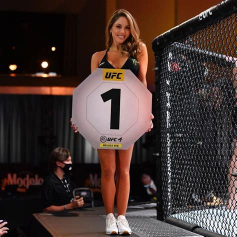 UFC ring girl Brittney Palmerová pózuje na pláži | Galerie: GALERIE