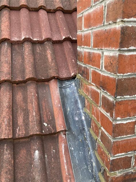 roof - Is visible daylight between lead flashing and the chimney brick