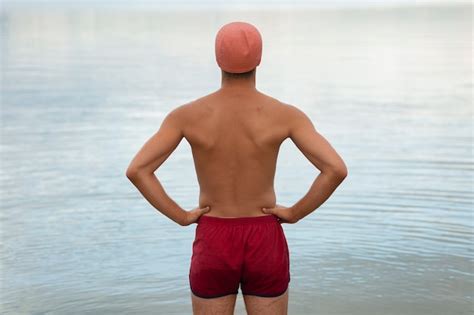 Portrait D'homme En été Dans L'esthétique Des Années 80 Sur La Plage ...