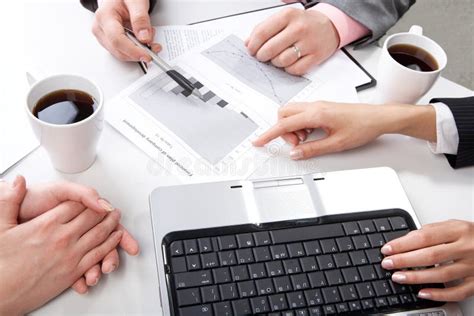 beratung stockbild bild von zusammenarbeit papier erklaeren