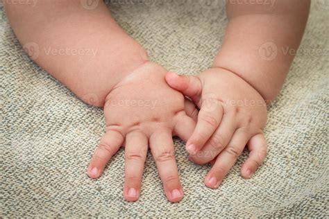 Newborn baby's hands 23056535 Stock Photo at Vecteezy
