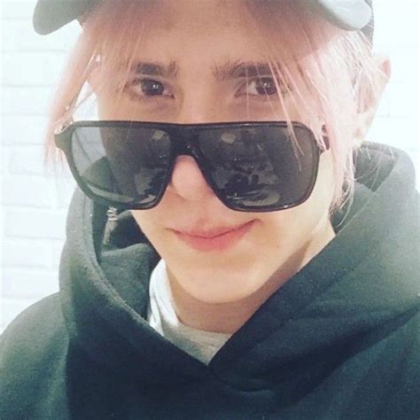 Чел в очках и с розовыми волосами in 2022 | Women, Sunglasses women ...