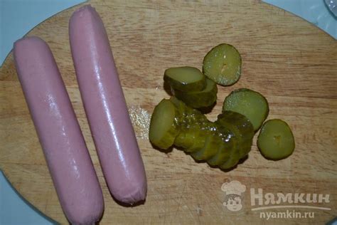 Горячий хот-дог с сосиской, маринованными огурцами и сыром рецепт ...