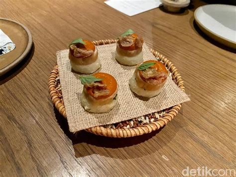 tampilan menu august  masuk daftar asia   restaurants