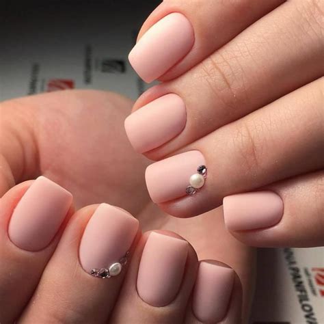 Короткие ногти 2020: дизайн гель-лаком | Manicure, Short nail designs ...