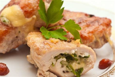 Куриные рулетики с сыром и зеленью