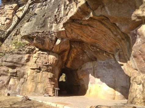 Bhimbetka Caves | Bhopal - What to Expect | Timings | Tips - Trip Ideas ...