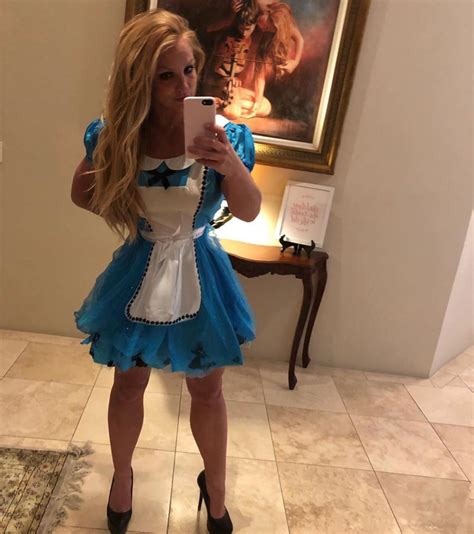 Britney Spears showing off her heels on Halloween : r/celebheels