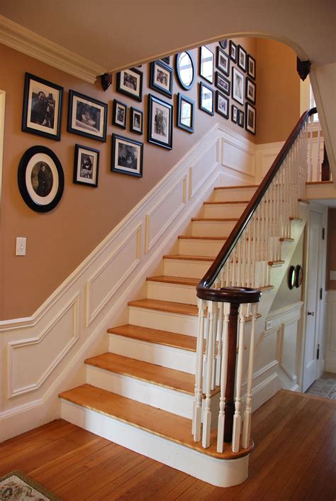 20+ Staircase Wall Decorating Ideas