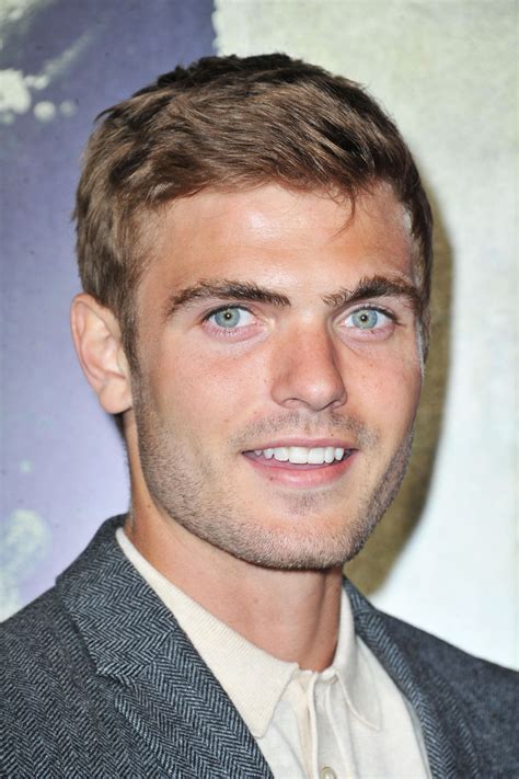 Newcomer Alex Roe Rides “The 5th Wave” to Stardom | ReZirb