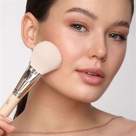 Пензель для нанесення пудри Eveline Cosmetics F01 — купити на EVA.UA ...