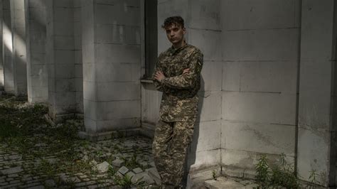 War Spurs Ukrainian Efforts to Legalize Same-Sex Marriage - The New