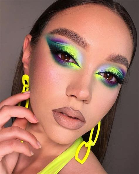 Iryna Soroka on Instagram: "Neon brights ⚡️ Zaległe zdjęcie makijażu ...