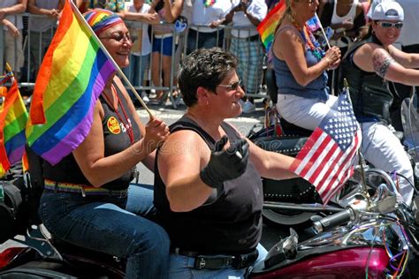 Гей-парад март LGBT в Манхаттане Редакционное Фото - изображение ...