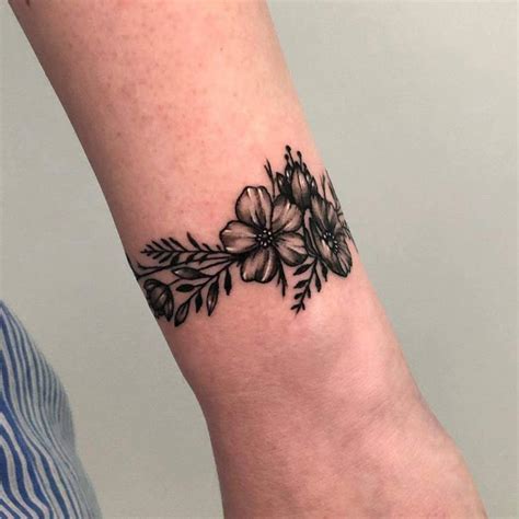 37 Cool Flower Wrist Tattoo Ideas [2024 Inspiration Guide] | Flower ...