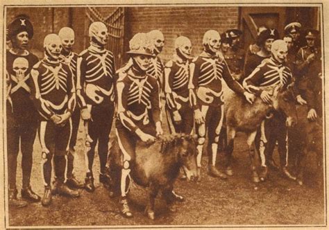 Солдаты 17 уланского полка британской армии празднуют Хэллоуин, 1928 г ...