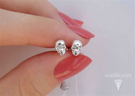 Сережки-гвоздики черепки купить в интернет-магазине Ювелир Лайф