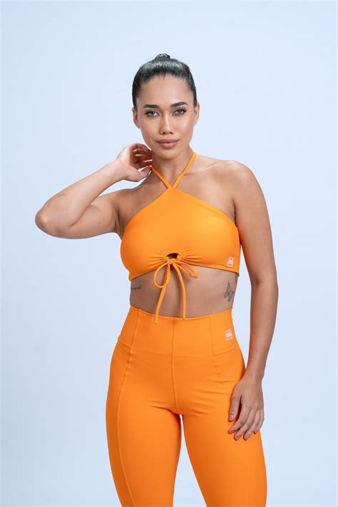 Top Fitness Niara Tangerina – Conforto, Estilo e Suporte para Seus