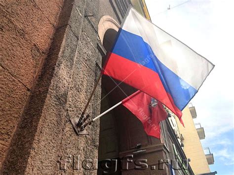 Фасадные флаги Москвы, России и Победы с кронштейном на 3 флага