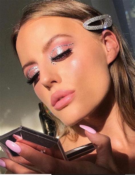 24 Pretty pink makeup looks ideas to be a party queen - Cozy Living