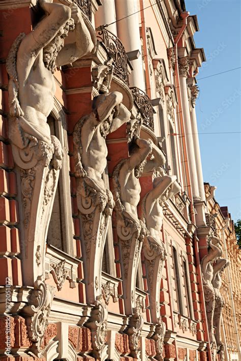 Fachada de palacio en San Petersburgo, Rusia. Stock Photo | Adobe Stock