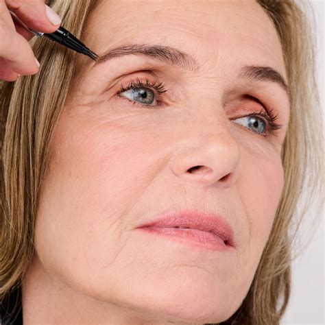 Mighty Fine Brow Pen - Superfine triple tip brow pen von Benefit ...