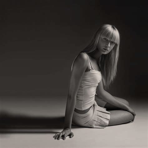 young beautiful model posing, studio shot - Institute of Photography