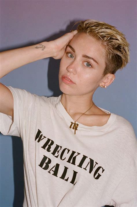 Miley Cyrus thú nhận từng không dám mặc bikini trong vòng 2 năm