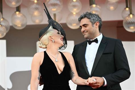 Quem É O Noivo Da Lady Gaga - Lady Gaga surge com noivo em tapete vermelho do Festival de Veneza após ...