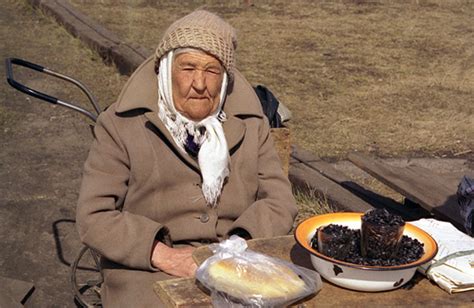 Бабушек будут штрафовать за торговлю семечками